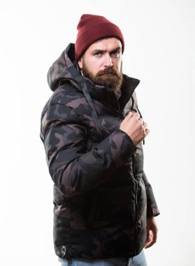 Adam beyaz arka plan üzerinde izole kukuleta ile sıcak kamuflaj desen ceket parka hazır. Hipster kış moda. Kış şık erkek giyim. Rahat kış kıyafeti. Adam şapka ve siyah kış ceket giymek