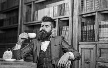 Ev ve lüks konsepti. Sakallı adam içecek çay veya kahve evde