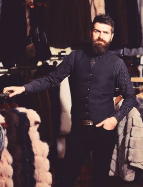 Moda Dükkanı düşünceli yüzü olan satıcı