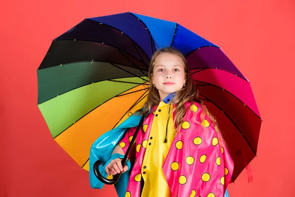 명랑 하 고 쾌적 한 방수 액세서리 비오는 날을 확인합니다. 행복 한 아이 여자 다채로운 우산 착용 방수 외 투를 개최. 적절 한 의류와 비오는 날씨를 즐길 수 있습니다. 방수 액세서리 제조 — 스톡 사진