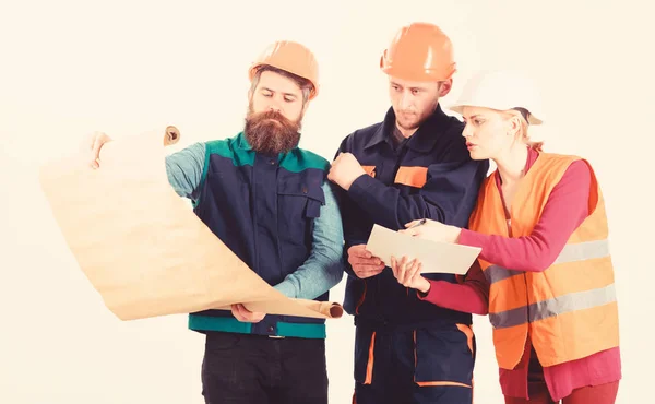 Tres ingenieros de construcción trabajando juntos, planificación para la renovación, trabajo — Foto de Stock