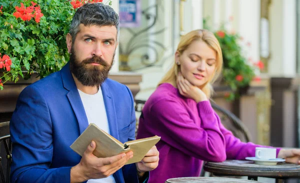 Flört ve tarih. Benzer ilgi alanlarına sahip insanlarla tanışmak. Erkek ve kadın Teras otur. Edebiyat ortak çıkar. Ortak ilgi ile kişiyi bulun. Edebiyat aynı zevki. Kız o okumak ne ilgi — Stok fotoğraf