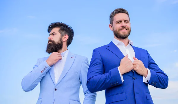 Conceito de empresários. Aparência bem preparado melhora empresário reputação de negócios. Homens de negócios estão no céu azul. Empresários barbudos posando confiantemente. Perfeito em cada detalhe — Fotografia de Stock