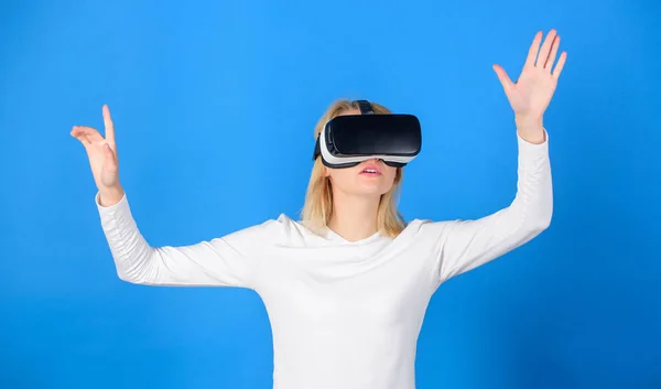 Fiatal nő segítségével egy virtuális-valóság sisak. Nő élvezi számítógépes szórakoztató élményt a vr. Nő a virtuális-valóság sisak. Jövő. — Stock Fotó