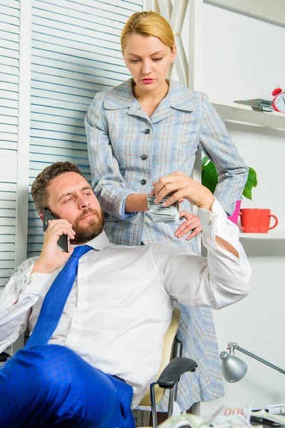 Man och kvinna tjäna pengar på mobilkonversation bedrägeri. Utpressning och pengar utpressning. Olagliga pengar vinst koncept. Mannen bedragaren talar mobiltelefon be om pengar. Medbrottslingar finansiellt bedrägeri brott — Stockfoto