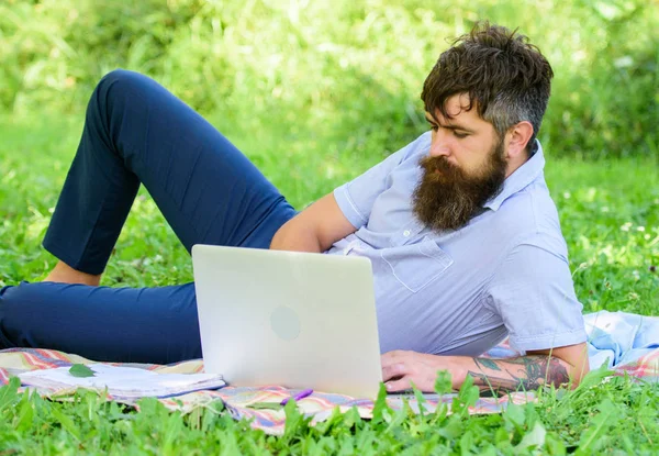 영감을 찾고 있습니다. 남자 노트북 편안한 풀밭 자연 배경으로 수염입니다. 작가 영감 자연 환경에 대 한 보고입니다. 블로깅에 대 한 영감입니다. 자연에 의해 영감을 지 고 하는 블로거 — 스톡 사진