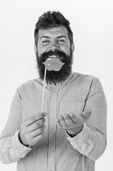 Hipster med skägg och mustasch på glada ansikte poserar med photo booth rekvisita, kopia utrymme. Man håller partiet rekvisita läppar, vit bakgrund. Guy sändande air kyss med röda läppar. Foto monter kul koncept — Stockfoto