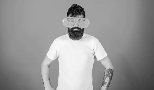 Adam hipster giyer dev louvered güneş gözlüğü sakallı. Güneş gözlüğü yaz öznitelik ve şık aksesuar. Hipster giyer çekim gölgeler güneş gözlüğü. Yaz partisi aksesuar. Yaz aksesuar kavramı — Stok fotoğraf