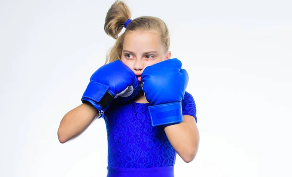 Desporto de boxe para mulheres. Sê forte. Menina criança com luvas azuis posando no fundo branco. Educação desportiva. Educação para liderança e vencedor. Boxe infantil forte. Conceito de desporto e saúde — Fotografia de Stock