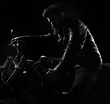 Maço, vahşi motorcu deri ceket sürme motosiklet gece zaman, kopya alanı. Gece yarışçısı kavramı. Sakallı, motorcu karanlık, siyah arka planda motorlu bisiklet üzerinde oturan deri ceketli adam