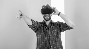 Siber uzay. Adam tıraşsız gözlüklü Vr siber uzay, pembe arka planda yer. Hipster modern teknolojiler eğlence için kullanın. Guy Vr gözlük kafa monte görüntü etkileşim siber uzayda