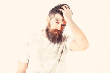 Kirli tozlu gömlekli sakallı adam yorgun görünüyor.