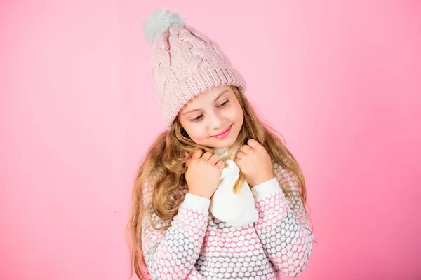 아이 미소 니트 액세서리를 착용. 아이 여자 귀여운 니트 유행 모자와 스카프 액세서리를 착용. 겨울 패션 액세서리입니다. 겨울 액세서리 개념입니다. 여자 긴 머리 꿈꾸는 분위기 분홍색 배경 — 스톡 사진