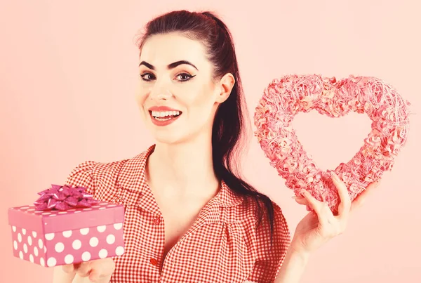 Szépség lány boldog Valentin ajándék doboz. — Stock Fotó