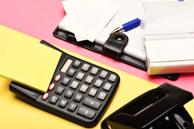 Açık defter ile boş sayfalar, deri kaplı ve hesap makinesi 