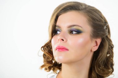 Zarif makyaj kavramı. Retro ve vintage. Mükemmel sağlıklı deri ve güzel makyaj ile kız. Kız retro saç ve makyaj kapatın. Beyaz arka plan üzerinde makyaj ile kadın kendinden emin yüz