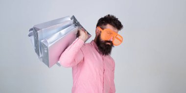 Adam hipster giyim güneş gözlüğü tutun grup alışveriş torbaları sakallı. Üstünde siyah Cuma alışveriş. Mutlu grup kağıt torbalar ile alışveriş. Alışveriş bağımlısı tüketici. Gelecek tatilinizi için hazır almak nasıl