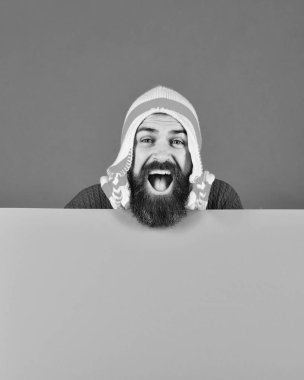 Sakallı ve örgü şapkalı bir adam. Kalın elbiseli hippi..