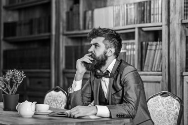 Editör ve edebiyat kavramı. Okuma ve kitap hakkında düşünme editörü