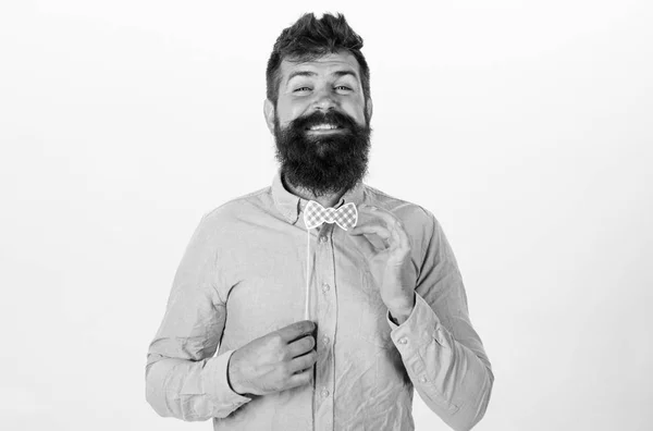 Concepto de moda y código de vestimenta. Hombre sosteniendo papel partido apoyos pajarita, fondo blanco. Hipster con barba y bigote en la cara alegre posando con pajarita, espacio para copiar. Chico de camisa con pajarita — Foto de Stock