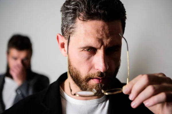 Agora vejo tudo. Olho atento. Inspector esperto do Picky. Um homem bonito barbudo usa óculos. Saúde e visão dos olhos. Óptica e conceito de visão. Um olhar inteligente. Acessório para aparência inteligente — Fotografia de Stock