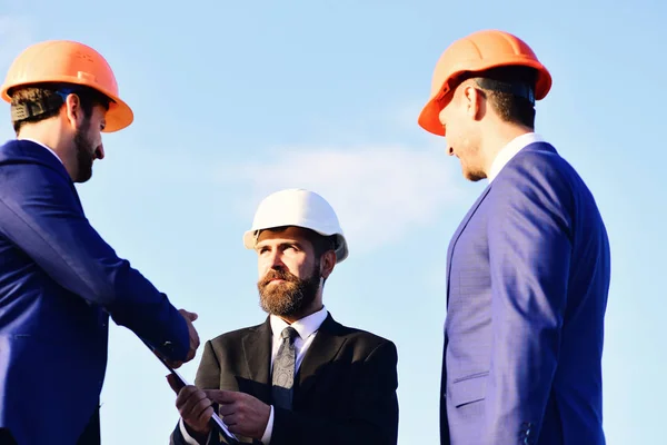 Werknemers en ingenieur houden vergadering over lucht achtergrond. — Stockfoto