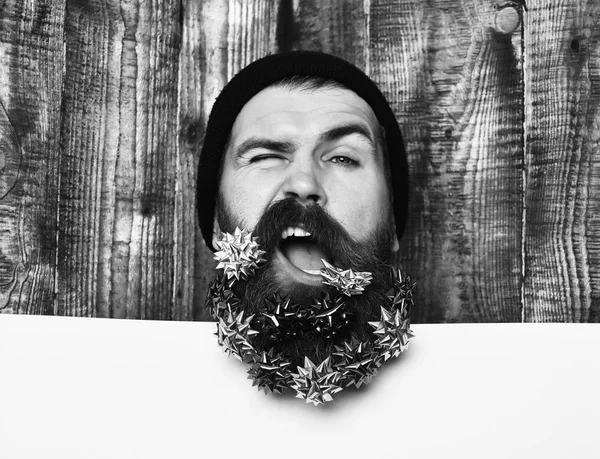 Skäggig man, brutal kaukasisk squinting hipster med gåva dekoration stjärnor — Stockfoto