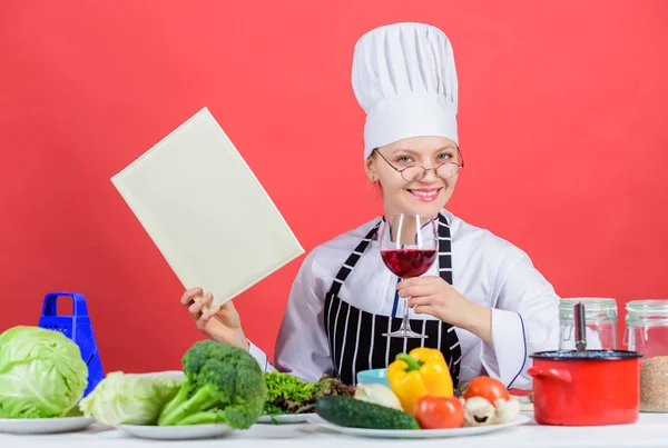 Flicka läsa bok top bästa kulinariska recept. Traditionella rätter. Matlagningsskolan koncept. Kvinna i hatt och förkläde vet allt om måltidskunskap. Kulinarisk expert. Kvinna kock Matlagning hälsosam mat — Stockfoto