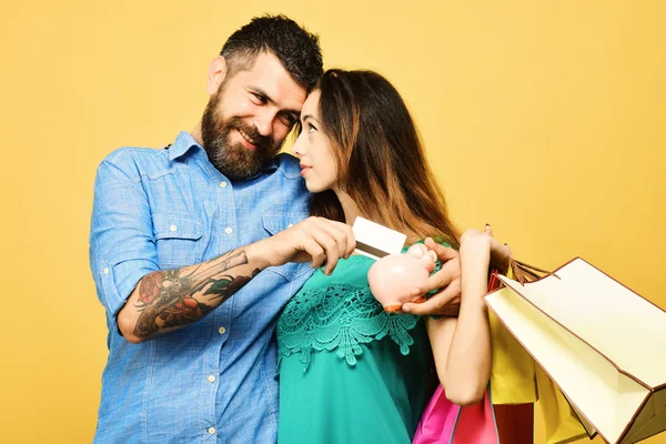 Sakallı adam ve gülümseyen yüzler bir kadın yapmak alışveriş