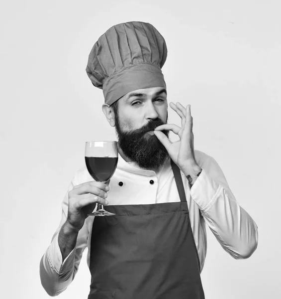 Man med skägg rymmer glas vin på vit bakgrund — Stockfoto