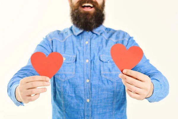 Barbudo hombre romántico con barba larga sosteniendo corazones de papel rojo —  Fotos de Stock