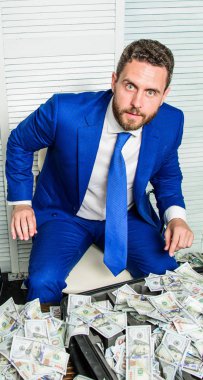 Onun kar gurur duyuyorum. Kolay kar iş ipuçları. Adam ciddi iş adamı ile yığın doları banknot. Kar ve zenginlik kavram. Nakit dolar yakınındaki bir iş adamı. Büyük kar kavramı. Finansal başarı