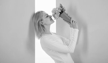 Çok özel hissediyorum. Özel hissetmek kadın gülümseyen seviyor ona katılmak. En sevdiğim parfüm buket çiçek zevk tutan kız. Bayan mutlu favori çiçekler duygu güzel ve özel hediye aldı.