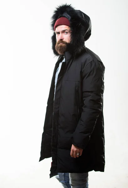 Moda invernale hipster. Guy indossa giacca invernale nera con cappuccio. Preparato per i cambiamenti climatici. Abbigliamento da uomo alla moda invernale. Vestito invernale. Uomo barbuto stand giacca calda parka isolato su sfondo bianco — Foto Stock