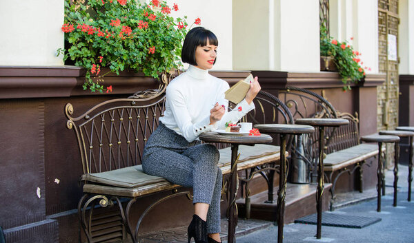 Кружка хорошего кофе и приятная книга лучшее сочетание для идеального выходные. Девушка пьет кофе читать книги. Женщина выпить насладиться хорошей книжной террасе кафе. Понятие самосовершенствования. Литература для женщин
