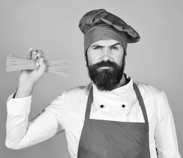 Concepto de cocina italiana. Chef con manojo de espaguetis . —  Fotos de Stock