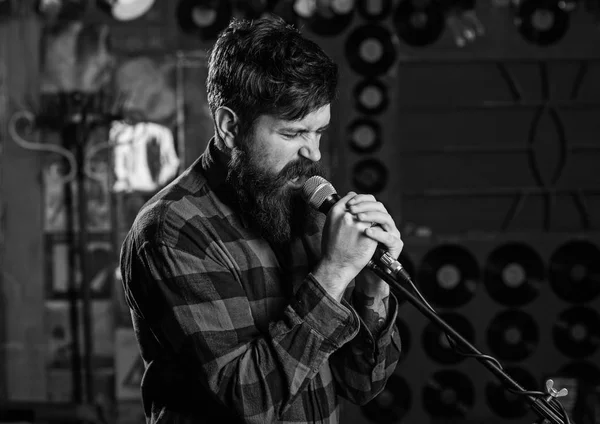 Músico com barba e bigode cantando no karaoke . — Fotografia de Stock