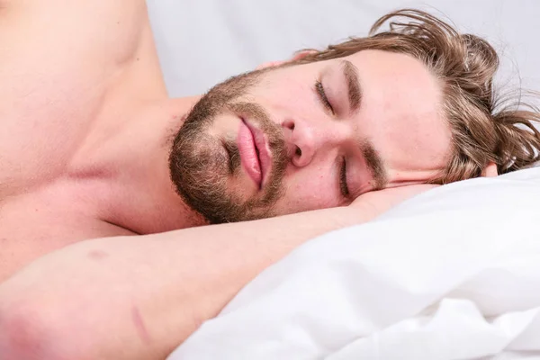 Dapatkan jumlah yang cukup dan konsisten tidur setiap malam. Berapa banyak tidur yang kau butuhkan. Pria berjenggot tidur wajah santai di atas bantal. Ahli tips pada tidur lebih baik. Pria tampan berbaring di tempat tidur — Stok Foto