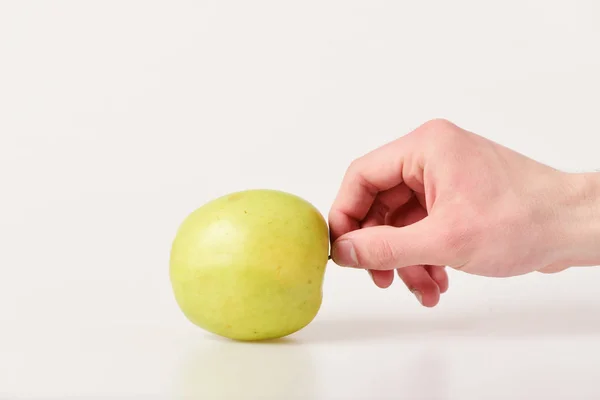 Main masculine tient pomme verte. Pomme en couleur juteuse fraîche — Photo