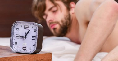 Sabah uyandıktan sonra gerin. Erkek gözleri rahatlamayla kapanır. Adam uyanıyor..