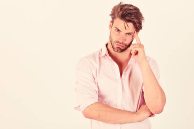 Maço onun Tapınağı losyonları. Kıl pembe gömlekli adam