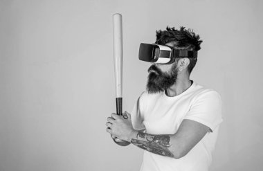 Gür sakallı ve yeşil yarasa tutan dövmesi olan adam. Hippi trendy sakal ve bıyık spor yapıyor. 3d video özel öğretmen, fitness kavramı ile beyzbol oynamak için öğrenme Vr sakallı adam gözlük