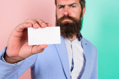 Kart kopyalama alanı profesyonel meslek konumu. Çekinmeyin bana ulaşın. Sakallı hippi ciddi bir yüz gösteri kartı. Bankacılık hizmetleri iş için. Kartvizit tasarımı. İş adamı boş kart tutun