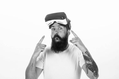 Sakal ve bıyık tutar Vr gözlük, beyaz arka planı olan adam. VR teknolojisi kavramı. Adam Vr gözlük veya baş ile ekran monte. Yenilikçi gadget işaret parmağı ile işaret heyecanlı yüzünde