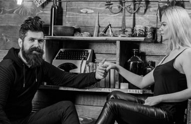 Çift gamekeepers evde, ahşap iç arka plan romantik akşamın. Romantik akşam kavramı. Aşık çift birlikte ellerini tutar. Kız ve erkek rahat yüzleri sıcak atmosferinin keyfini çıkarın