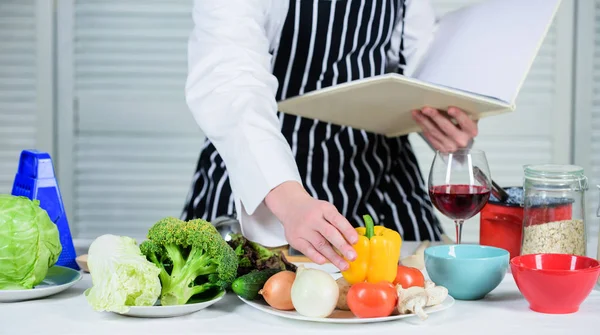 Culinaire kunst concept. De mens leert recept. Verbeter de kookvaardigheid. Ultieme kookgids voor beginners. Boek familierecepten. Volgens het recept. Een man met een baard kookte eten. Kerel lees boek recepten — Stockfoto