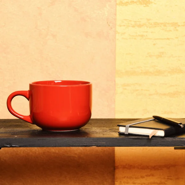 Горячий кофе на черном столе в современном интерьере . — стоковое фото