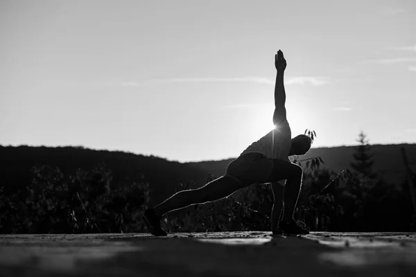 El deportista hace ejercicios, copia espacio. Concepto de deporte y entrenamiento . — Foto de Stock