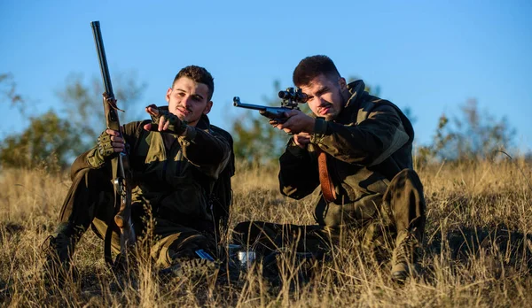 El descanso para los hombres de verdad concepto. Hablando de atrapar. Cazadores con rifles relajantes en ambiente natural. Hunter amigo disfrutar del ocio en el campo. Caza con amigos ocio hobby. Cazadores guardabosques relajarse — Foto de Stock