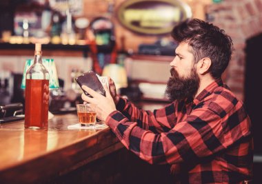M-cüzdan, içecekler satın almak için para sayma hipster tutar.